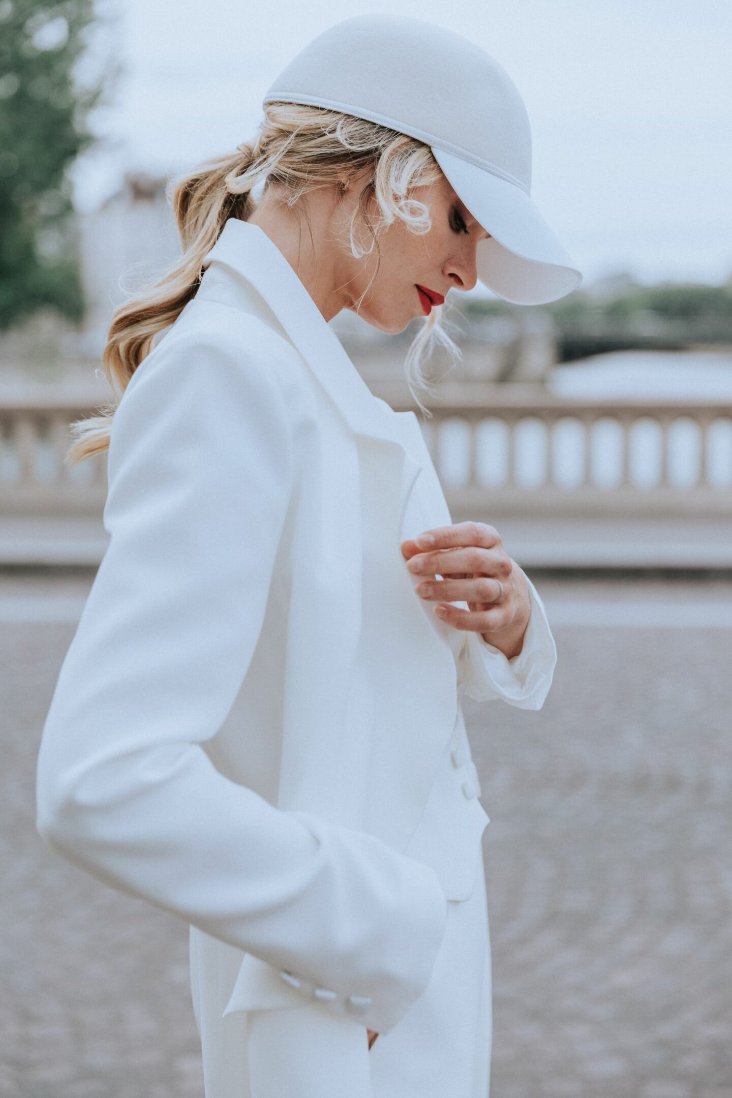 tenue de mariée moderne avec casquette blanche