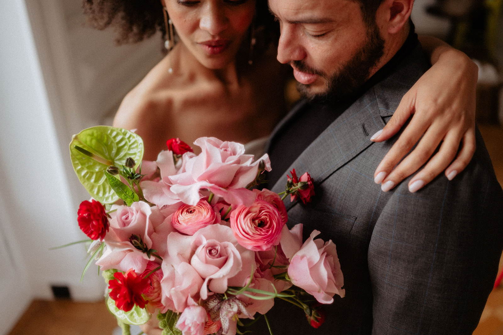 Albe Editions - Blog mariage - Wedding - Cleya photographe - shooting d'inspiration your're summer bouquet - Urbain élégant coloré
