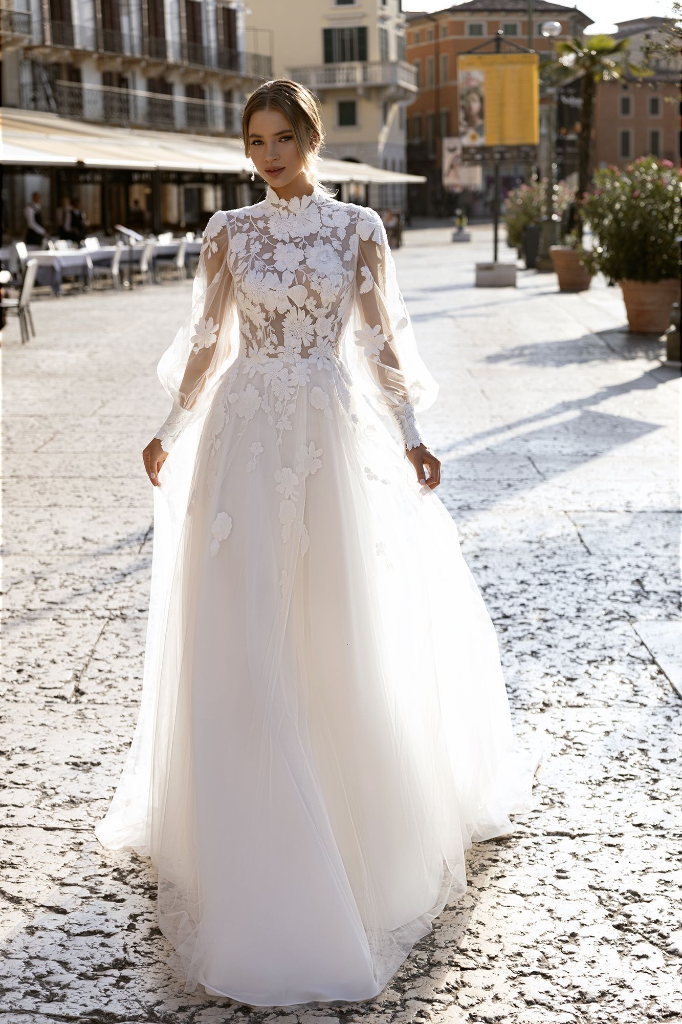 robe de mariée avec motifs floraux et transparence Bella