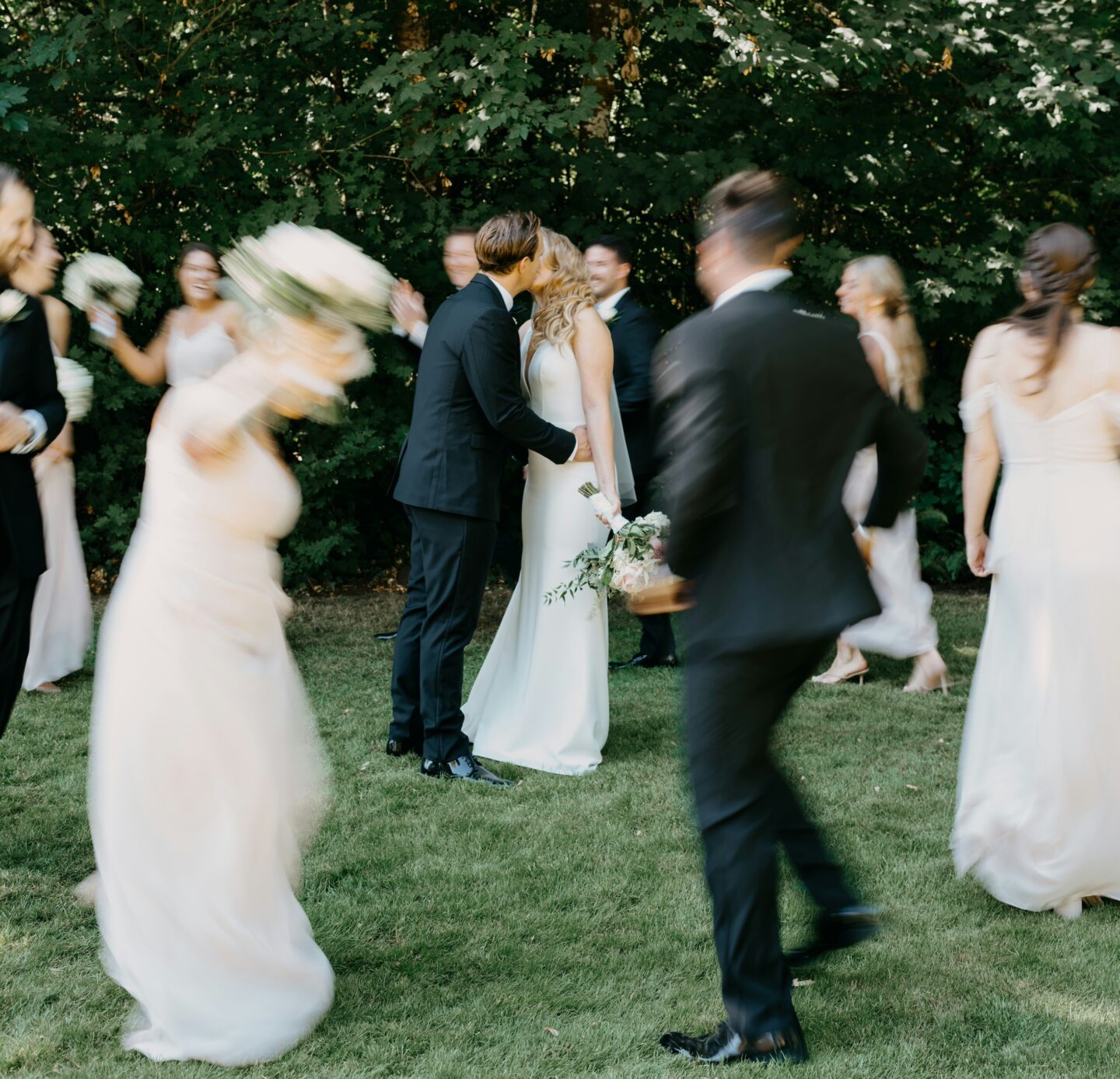 Ashley Smith (@a_n_smith) / Photo avec les mariés au milieu et les invités  du mariage autour qui sont flous