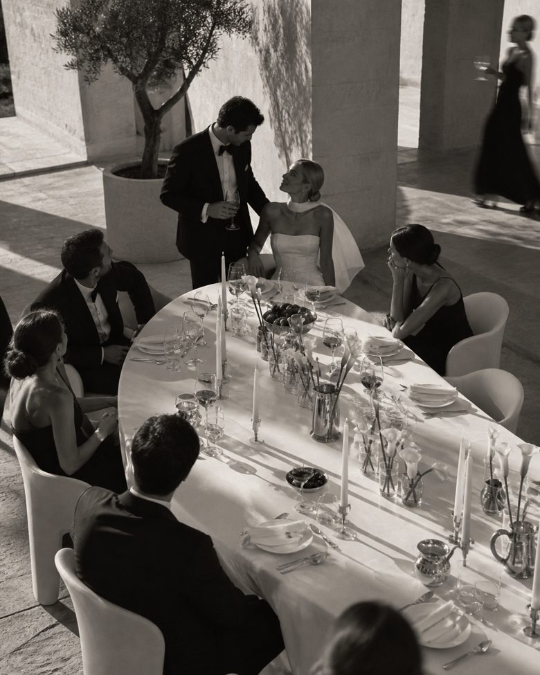 Sc&egrave;ne de r&eacute;ception de mariage en noir et blanc, illustration d&rsquo;ambiance