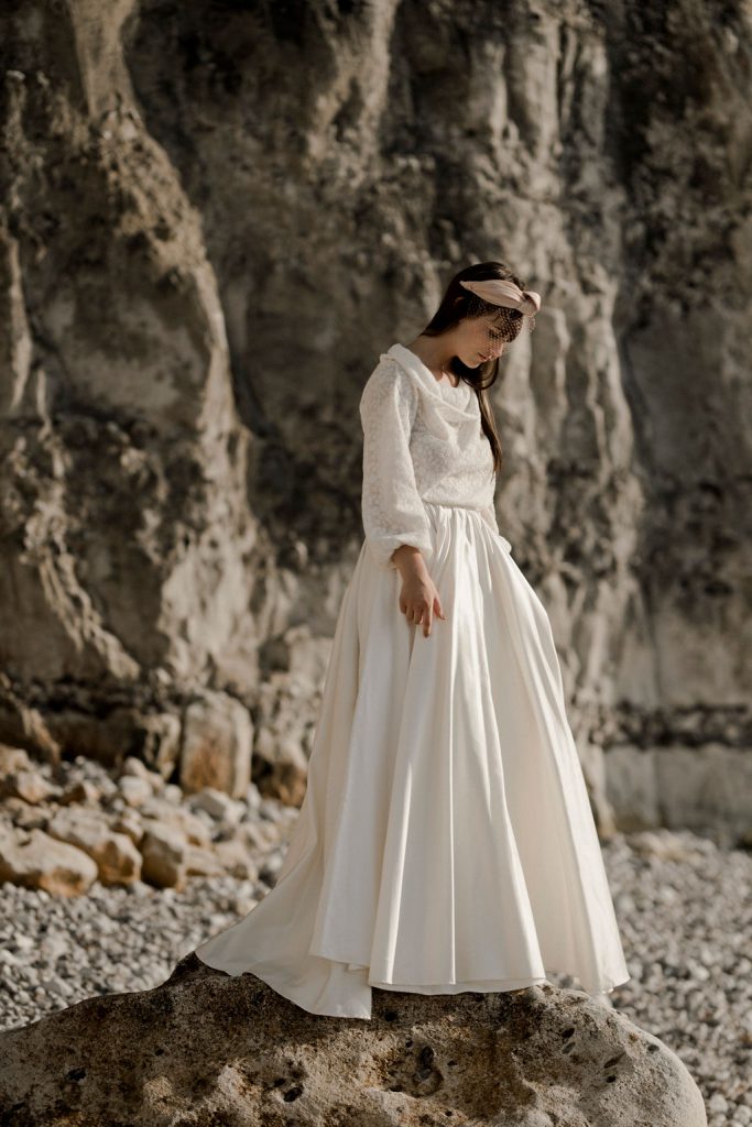 Robe de mariée avec pull pour se marier à la plage
