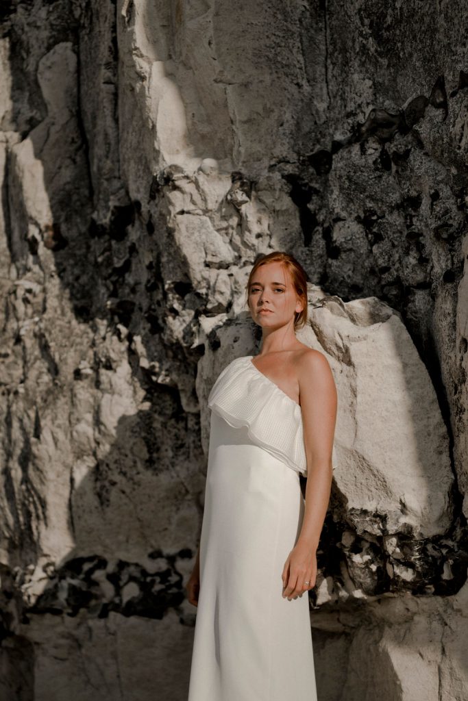 Robe de mariée asymétrique pour se marier à la plage