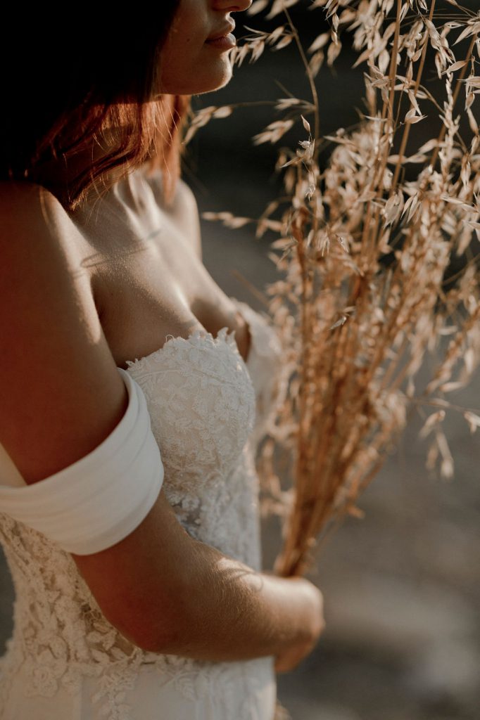 Fleurs séchées dans les mains de la mariée