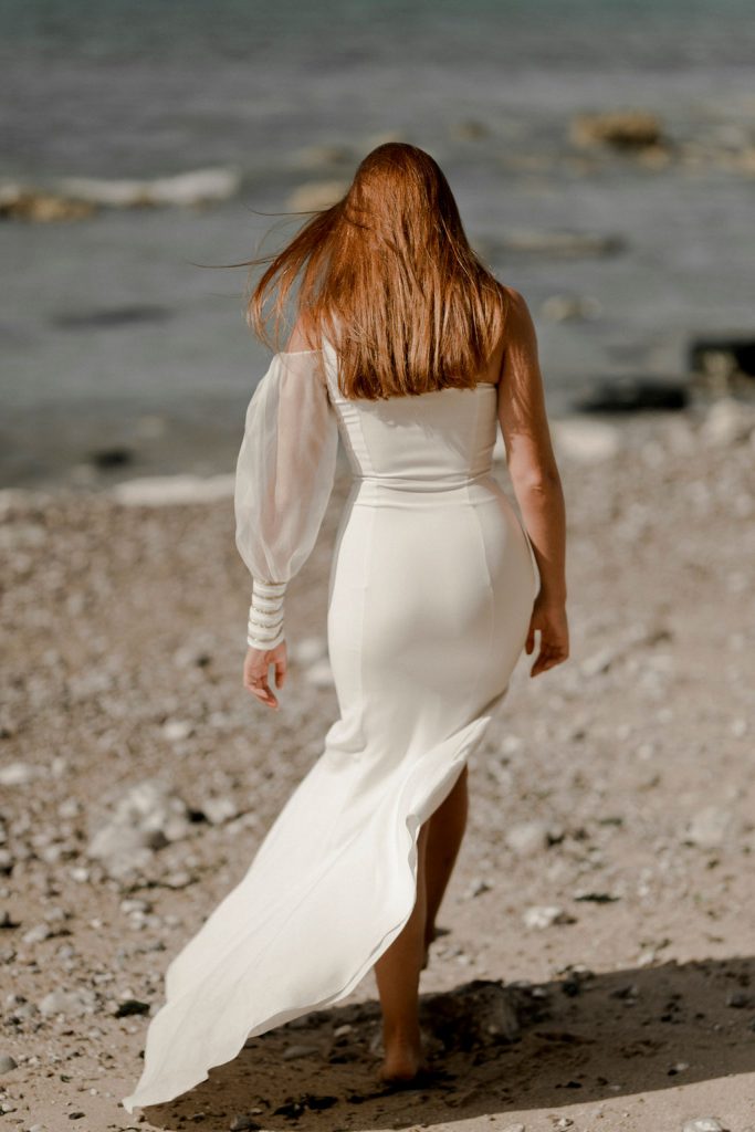 Robe de mariée asymétrique pour un mariage à la mer