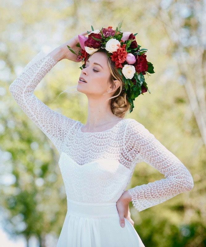 Femme en robe de mariée avec une couronne de fleurs XXL