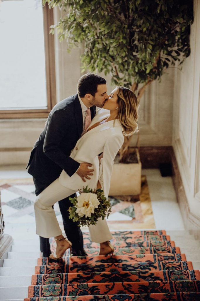 Le mari embrasse la mariée ©Benoit Pitre