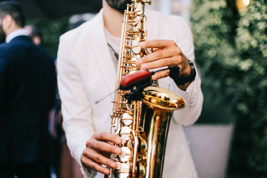 Musicien qui joue du saxophone lors du vin d'honneur du mariage