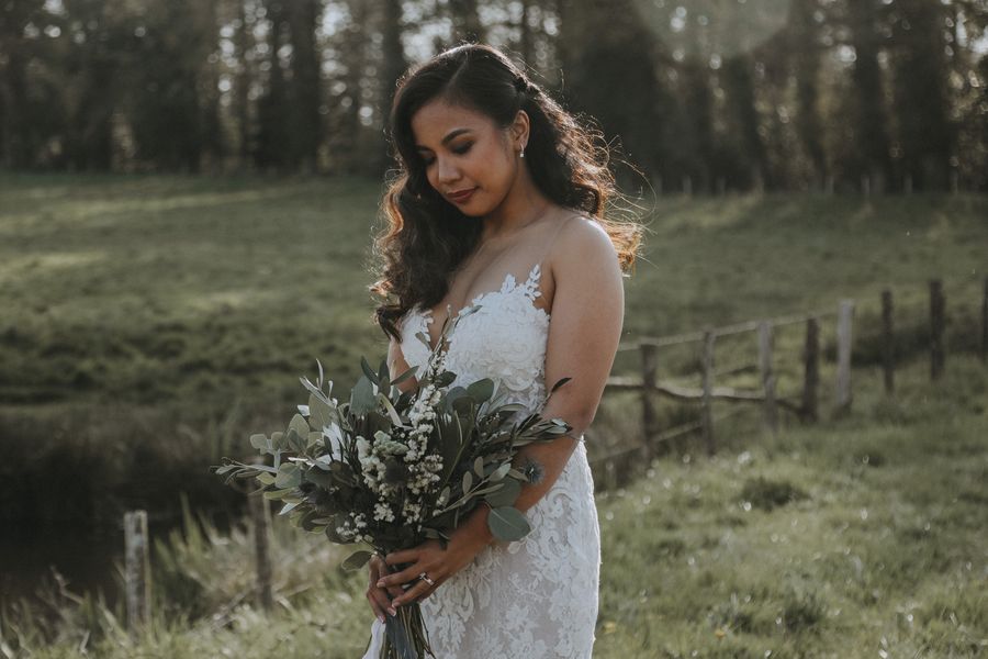 La mariée et son bouquet de fleurs