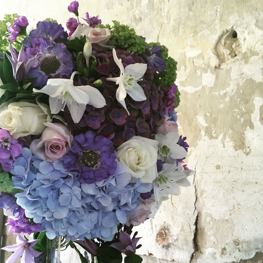 Fleurs de mariage blanches et violettes