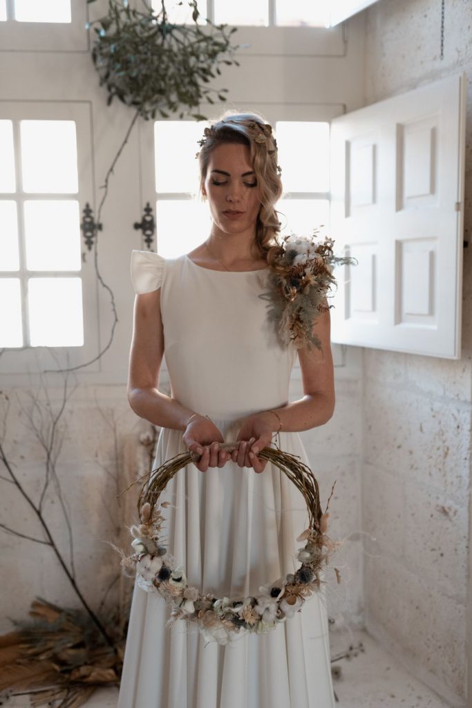 La mariée avec un floral hoop