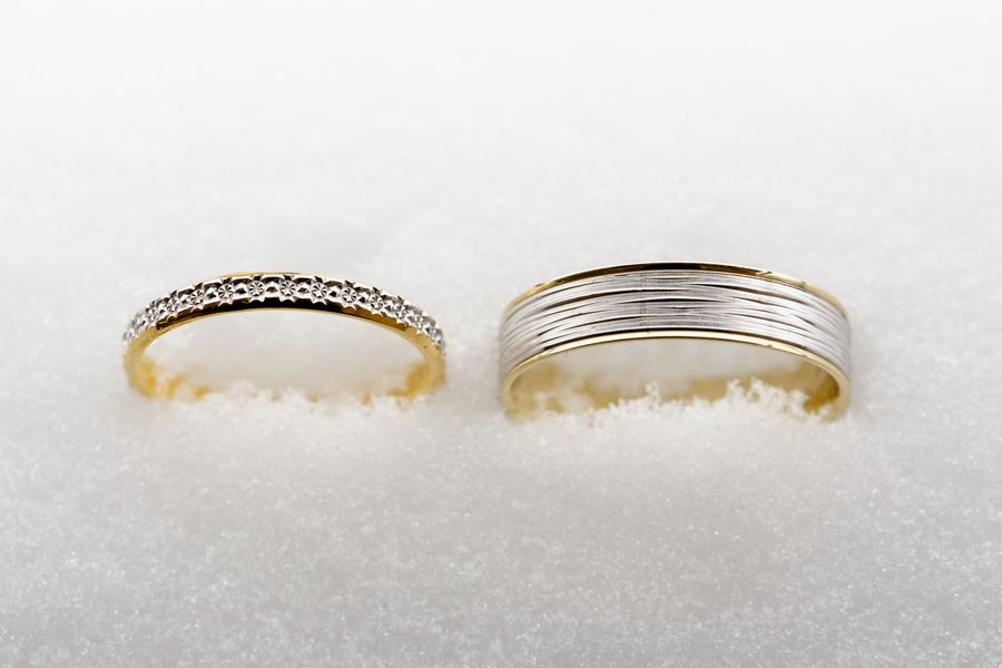 Alliances de mariage dans la neige pour un mariage en hiver