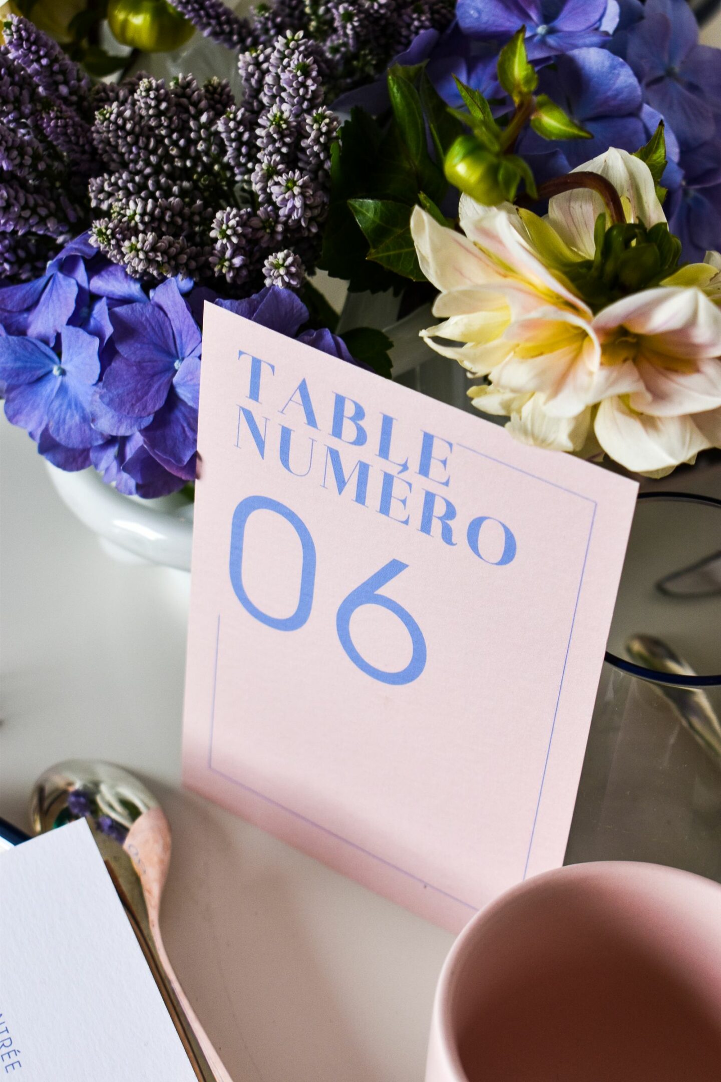 Décoration : Une table de mariage rose et bleue