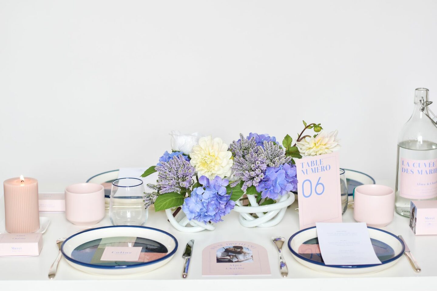 Décoration : Une table de mariage rose et bleue