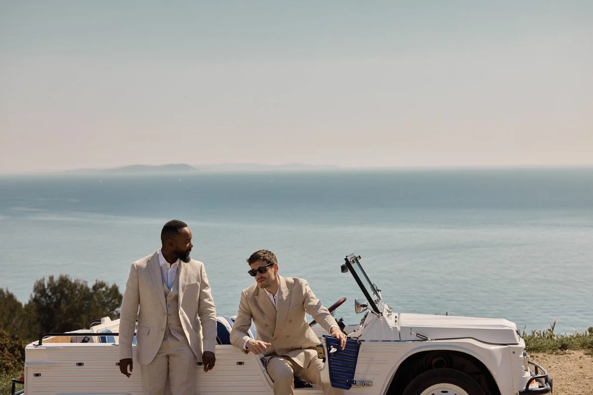 deux hommes avec des costumes beige sur une voiture