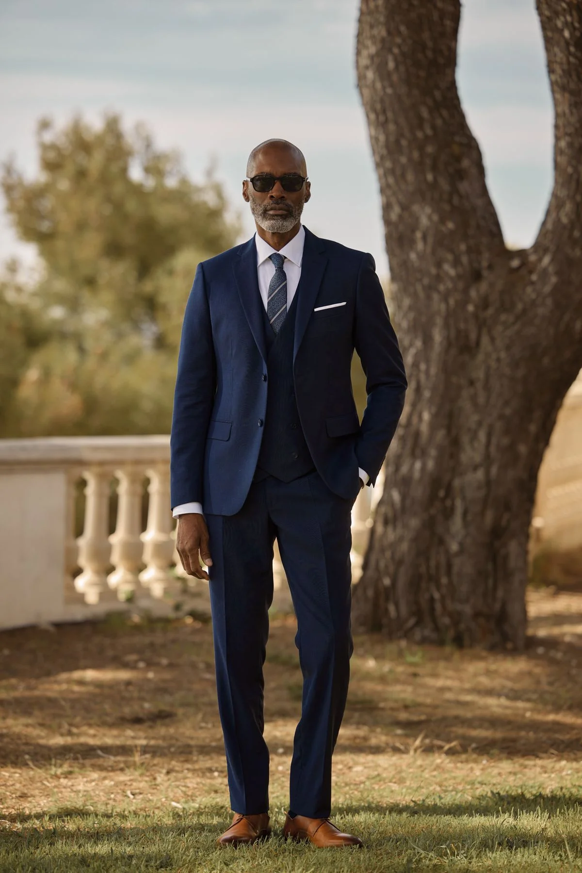 homme en costume bleu foncé