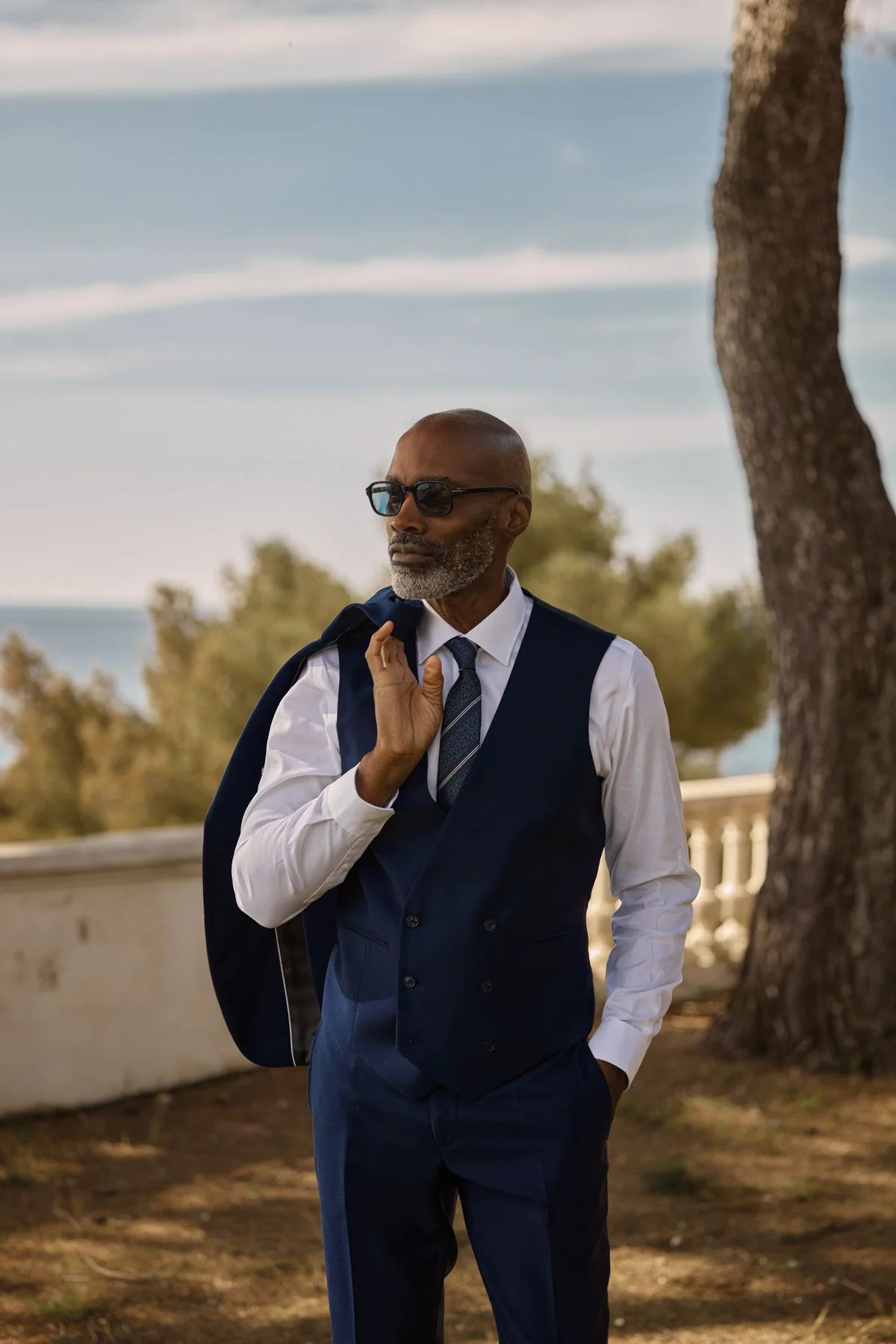 homme en costume bleu foncé