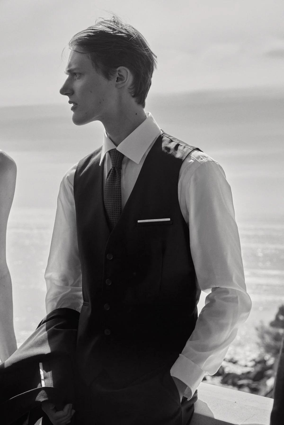 homme en gilet de costume et chemise