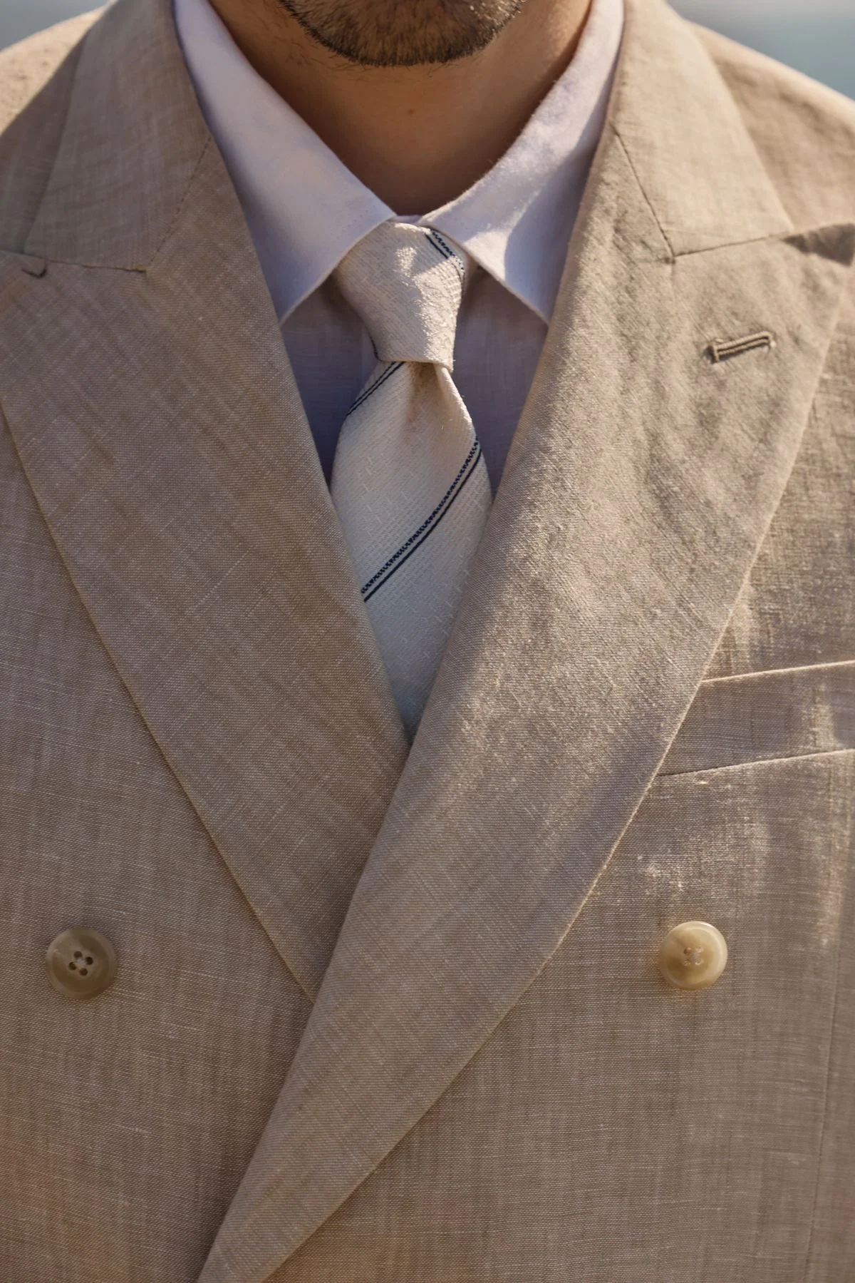costume beige et cravat