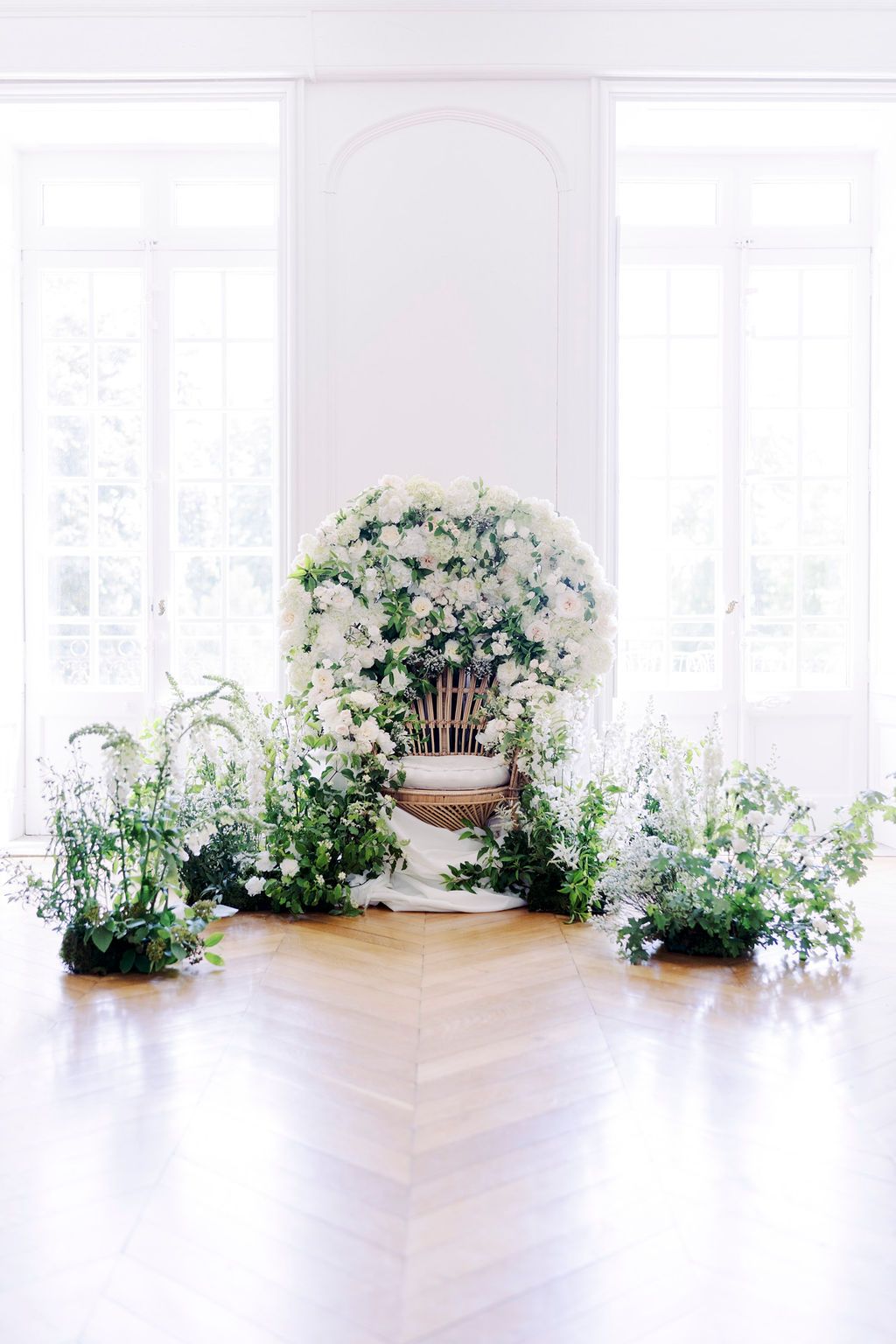 Inspiration : Gaïa - Un mariage au château de Champ-Renard - fauteuil emmanuelle en fleurs