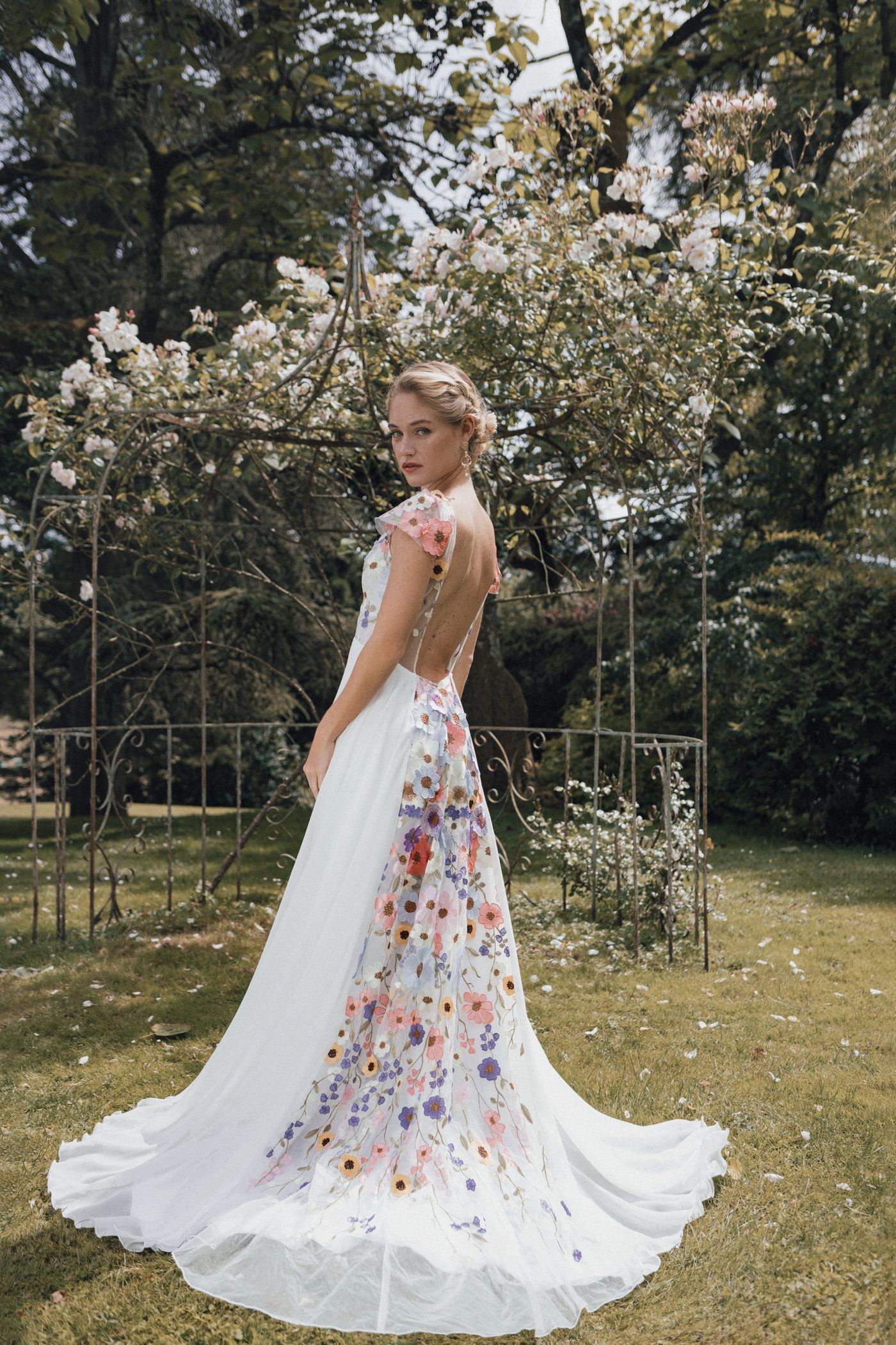 robe de mariée avec traine de couleur