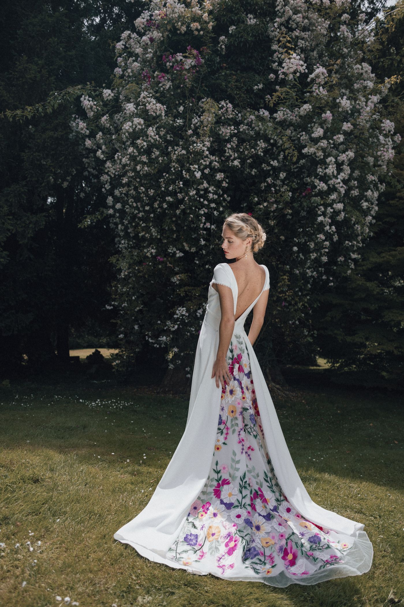 Traine de robe de mariée avec des fleurs dessus