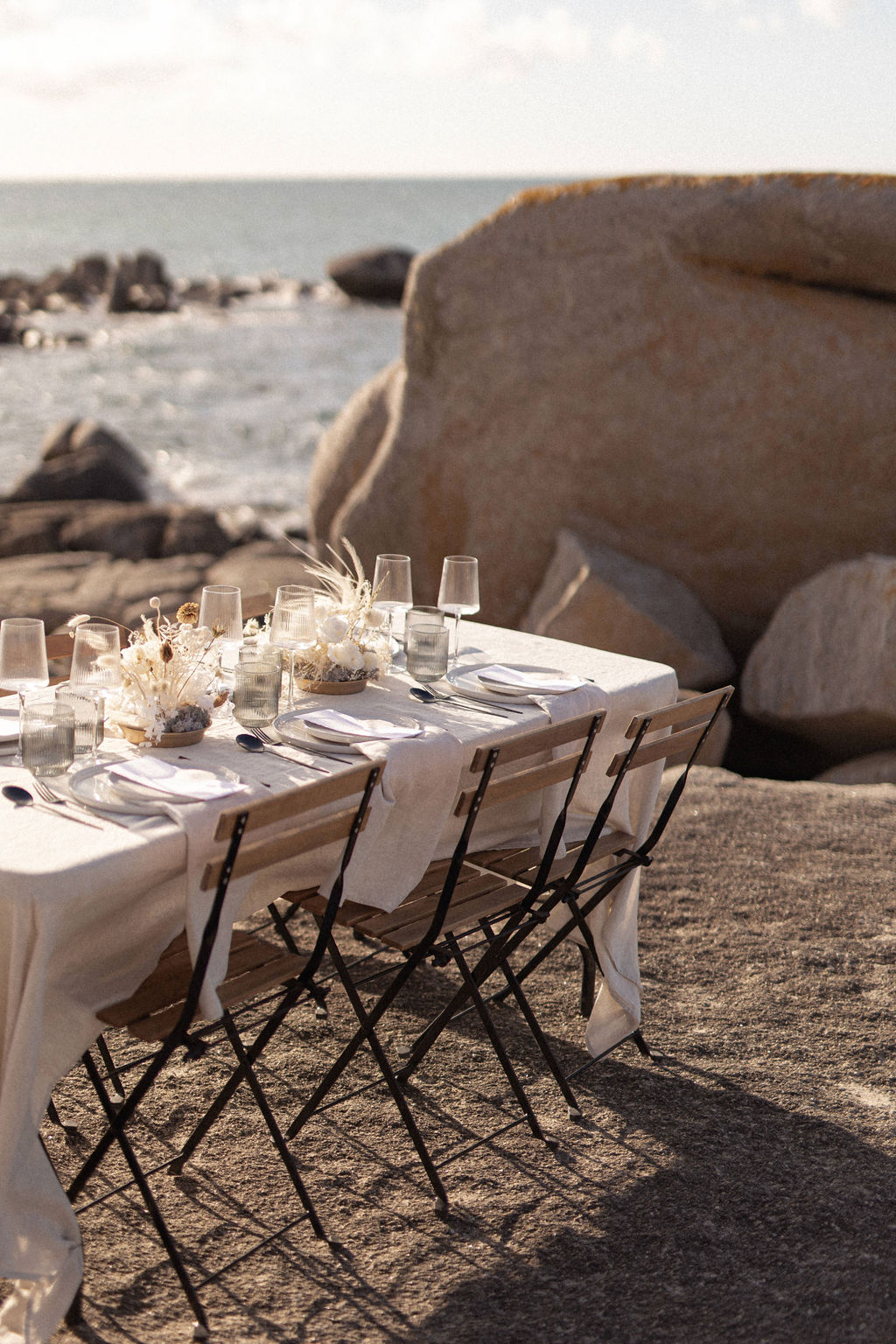 Inspiration : Brise Sauvage - Un mariage brut et épuré en bord de mer en Bretagne