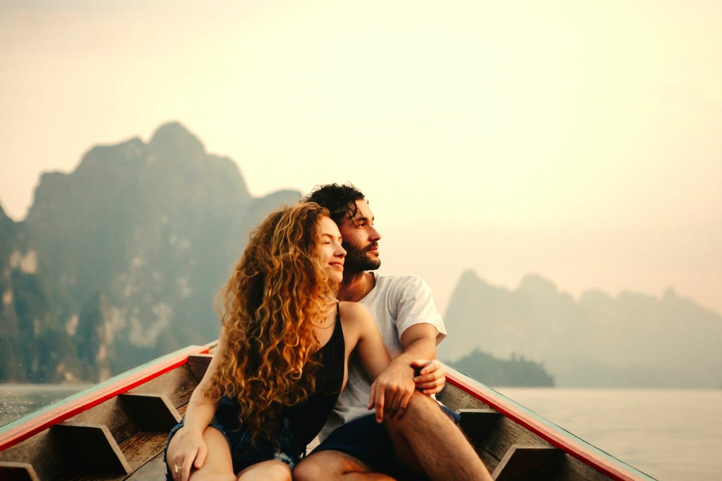 Couple dans une barque avec un beau paysage en vacances