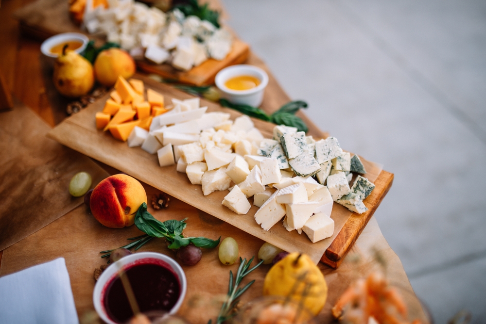 Quel est le prix d'un traiteur mariage ? - Plateau de fromage sous forme de buffet