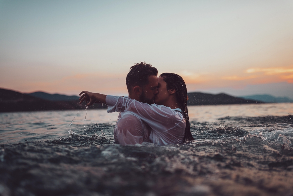 Demande en mariage dans l'eau - Coule qui s'embrasse dans la mer