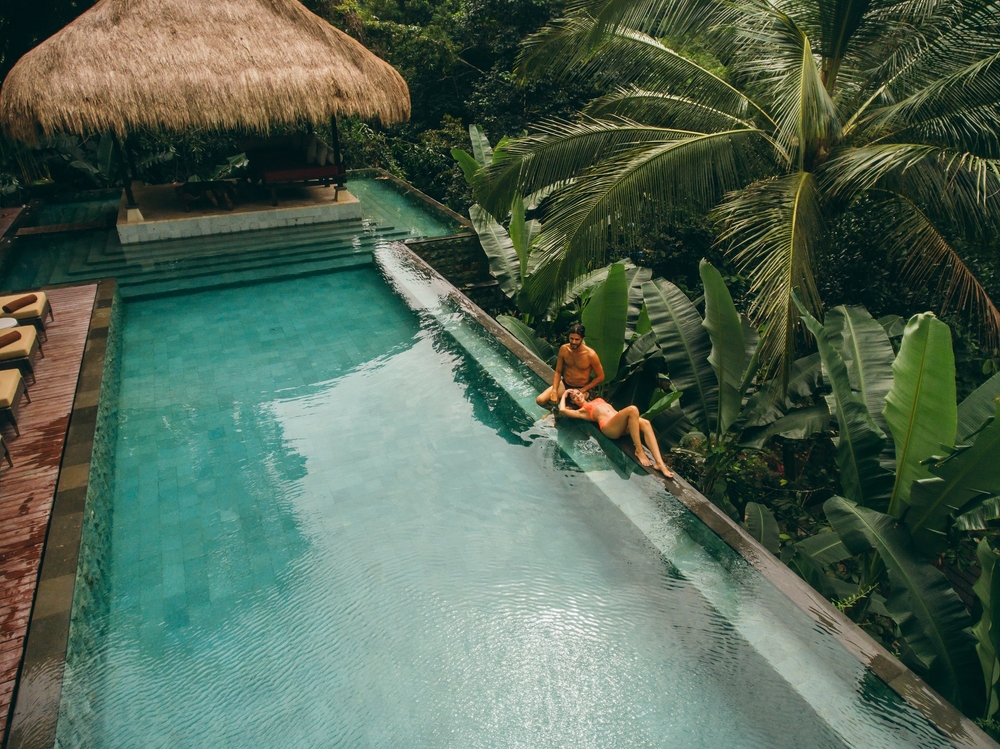 Couple au bord de la piscine 