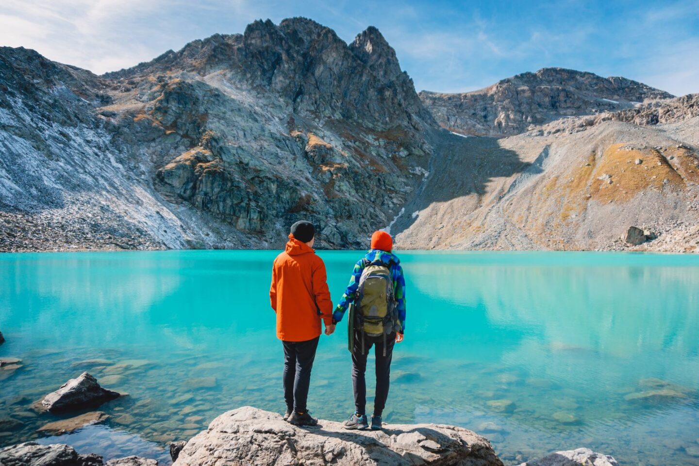 Lune de miel : Comment bien préparer son voyage de noces ? - Couple en vacances qui regarde le paysage des montagnes et d'un lac