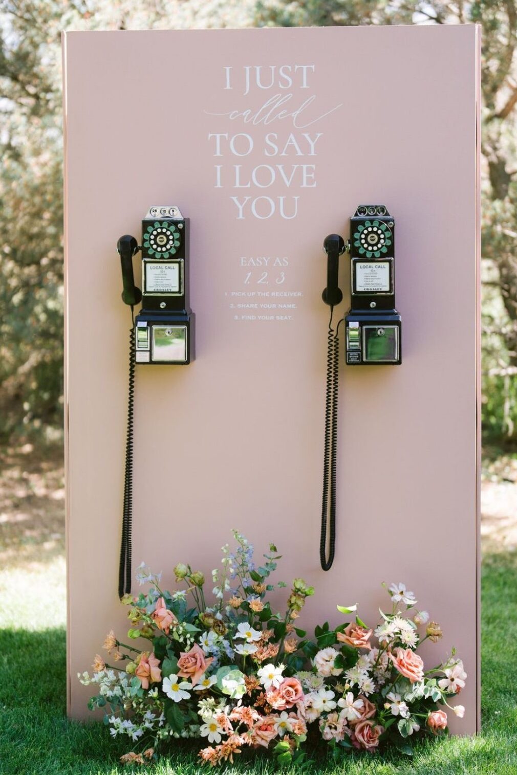 borne téléphonique en extérieur pour laisser un message vocal en souvenirs du mariage 