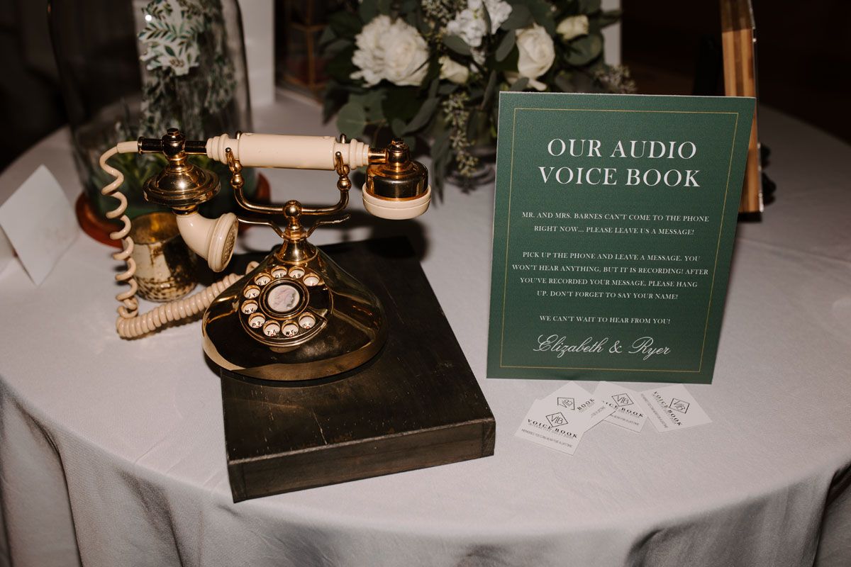 téléphone vintage qui sert de livre d'or audio