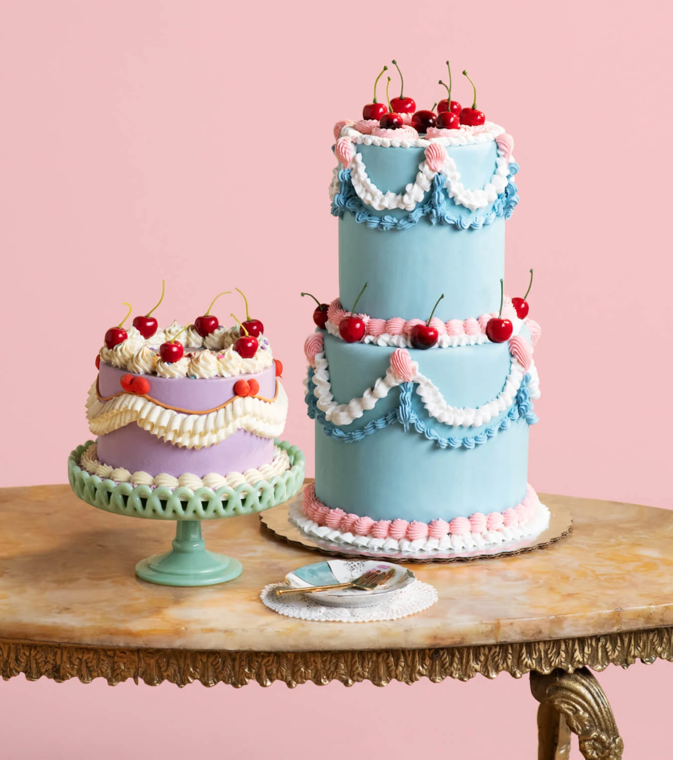 Gateau de mariage coloré et vintage pour un mariage rococo qui est la tendance 2025