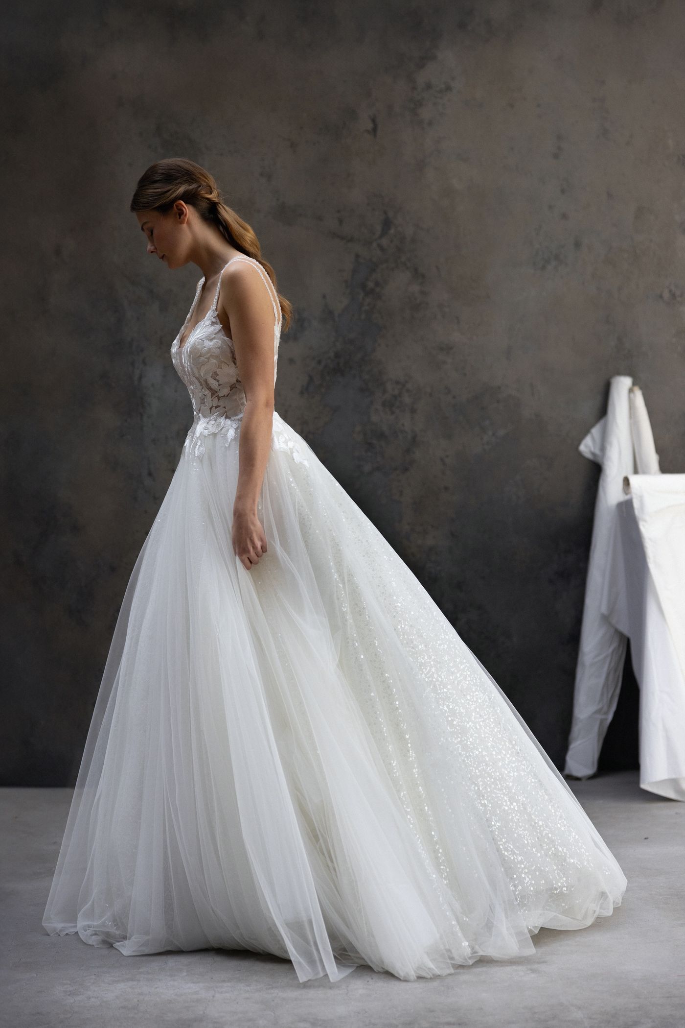 Une robe de mariée princesse 2025 en tulle brodé à paillettes.