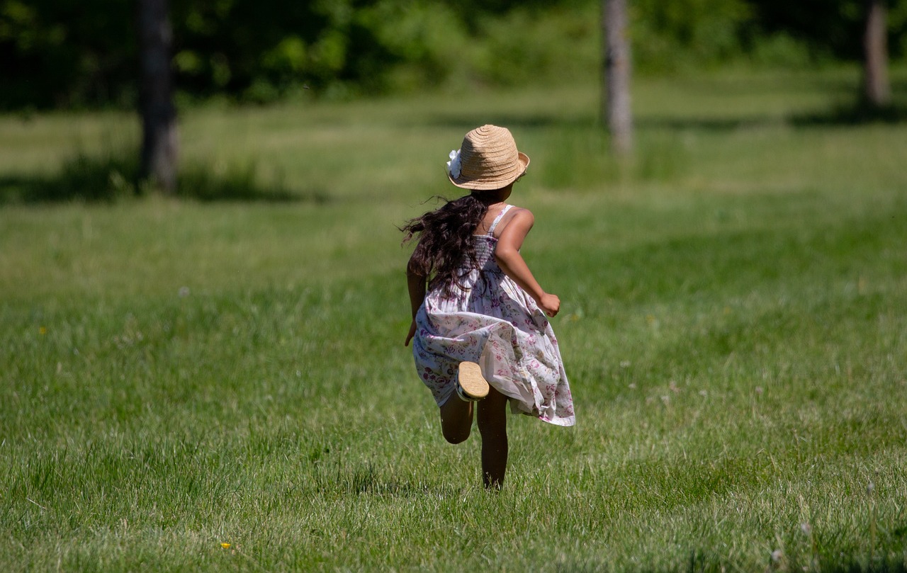 fille qui court dans l'herbe