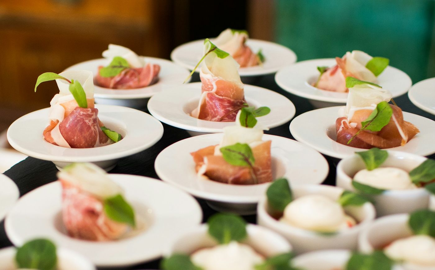 Portion individuelle d'entrée au jambon pour un buffet de mariage