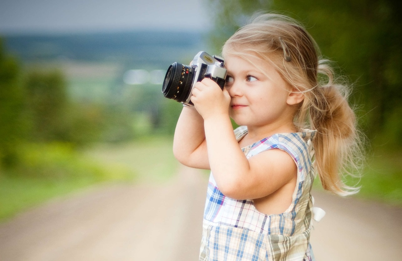 Petite fille qui fait une activité photo