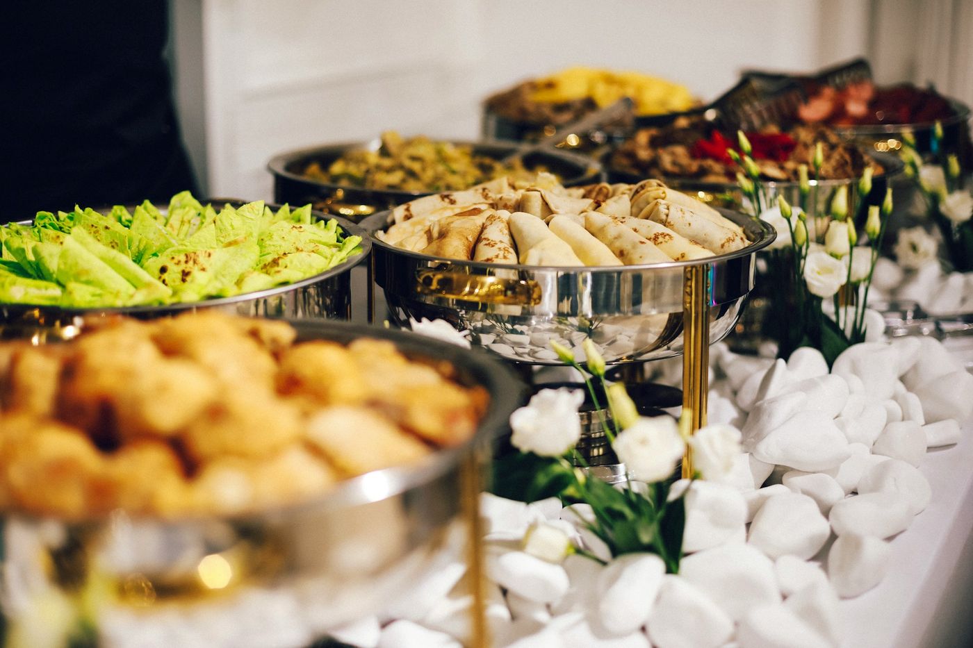 Différents plats présentés en buffet pour un mariage