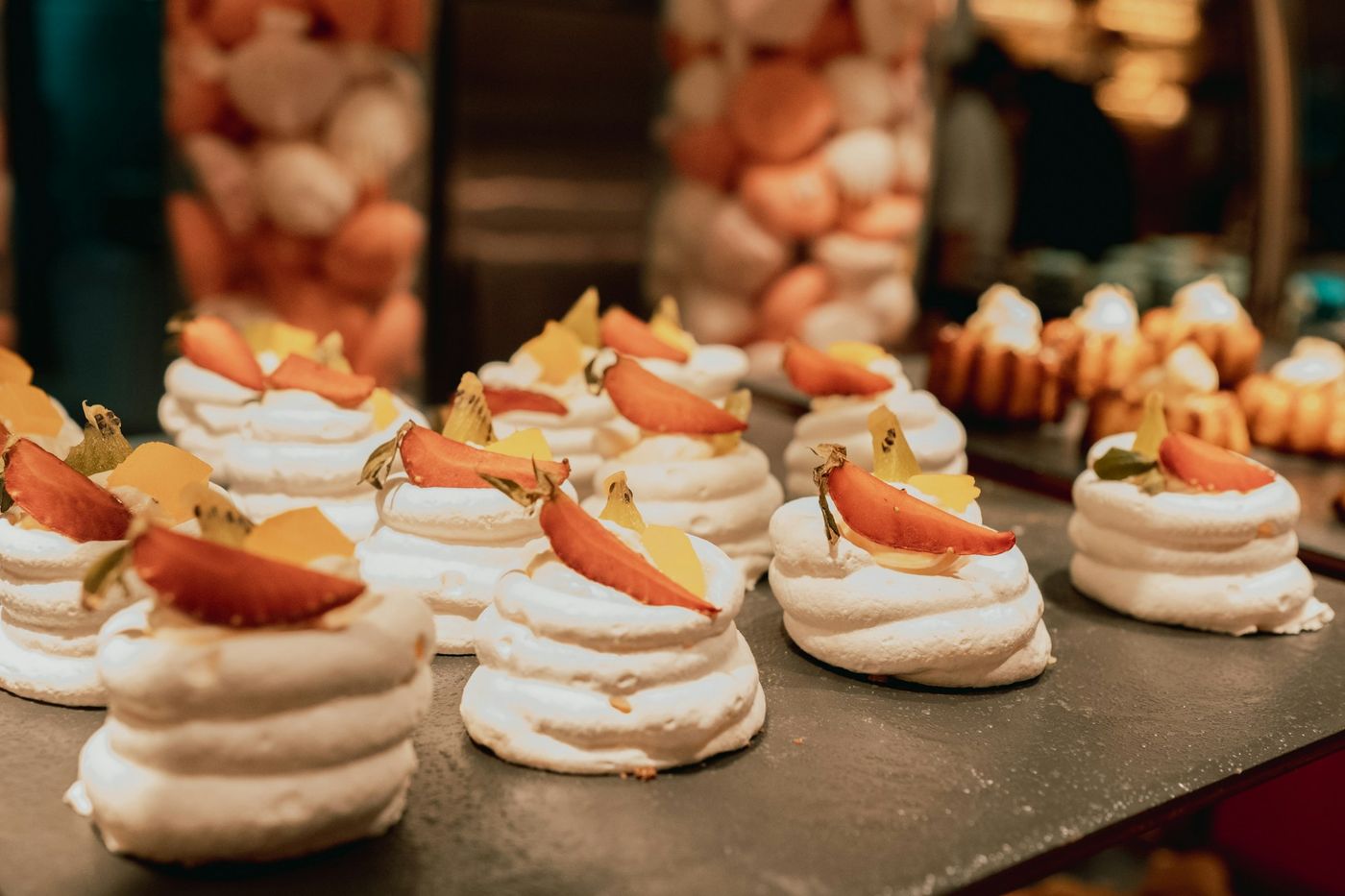 Desserts individuels avec de la meringue pour un buffet de mariage 