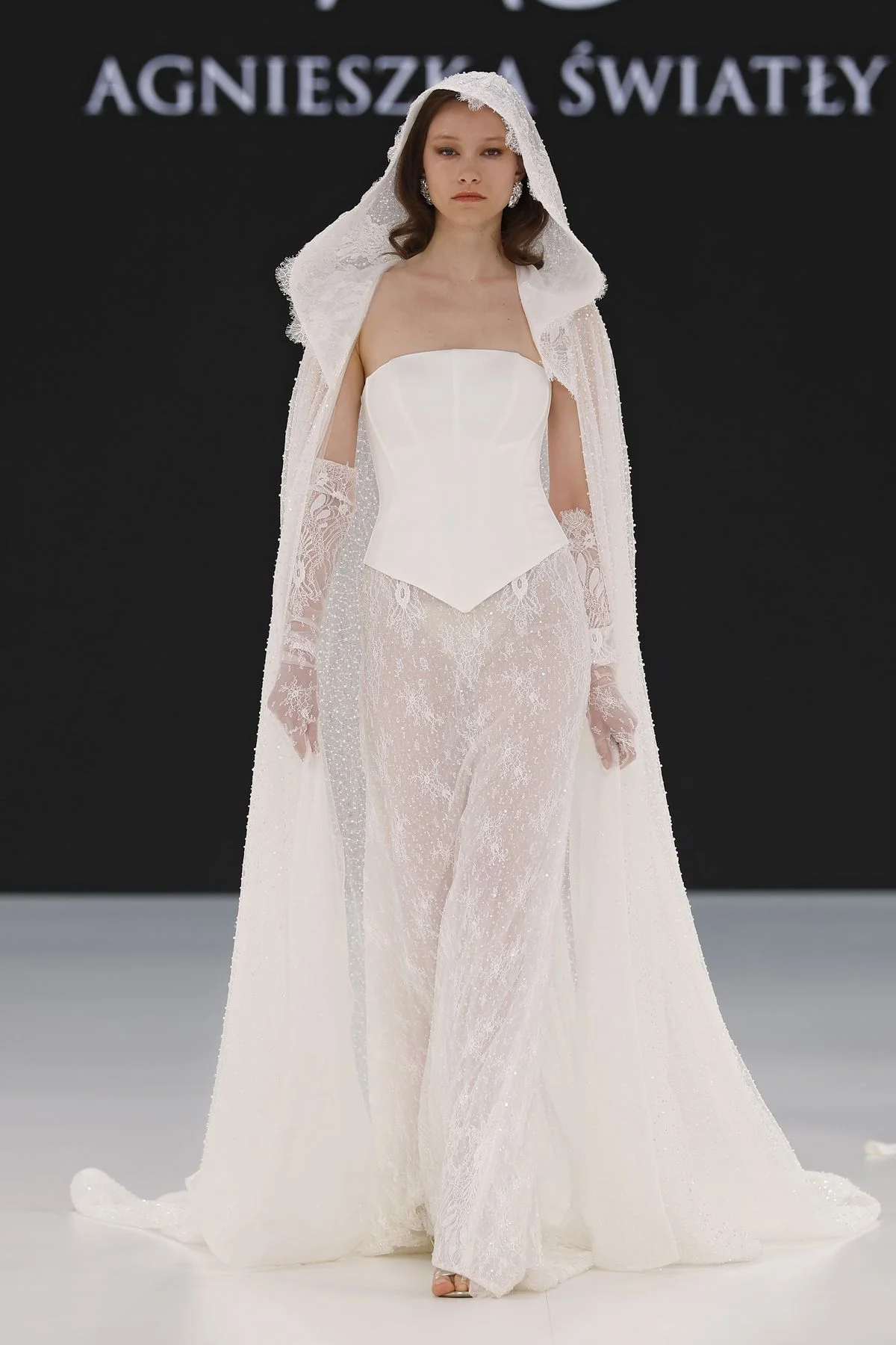 tenue de mariée avec cape a capuche et corset
