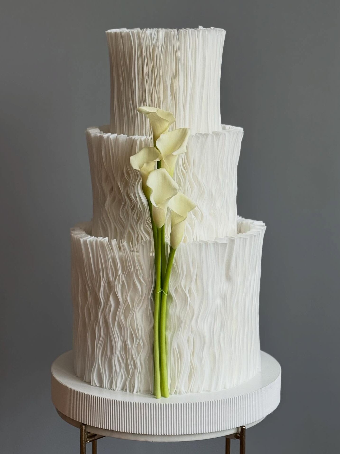 gâteau de mariage moderne avec fleurs