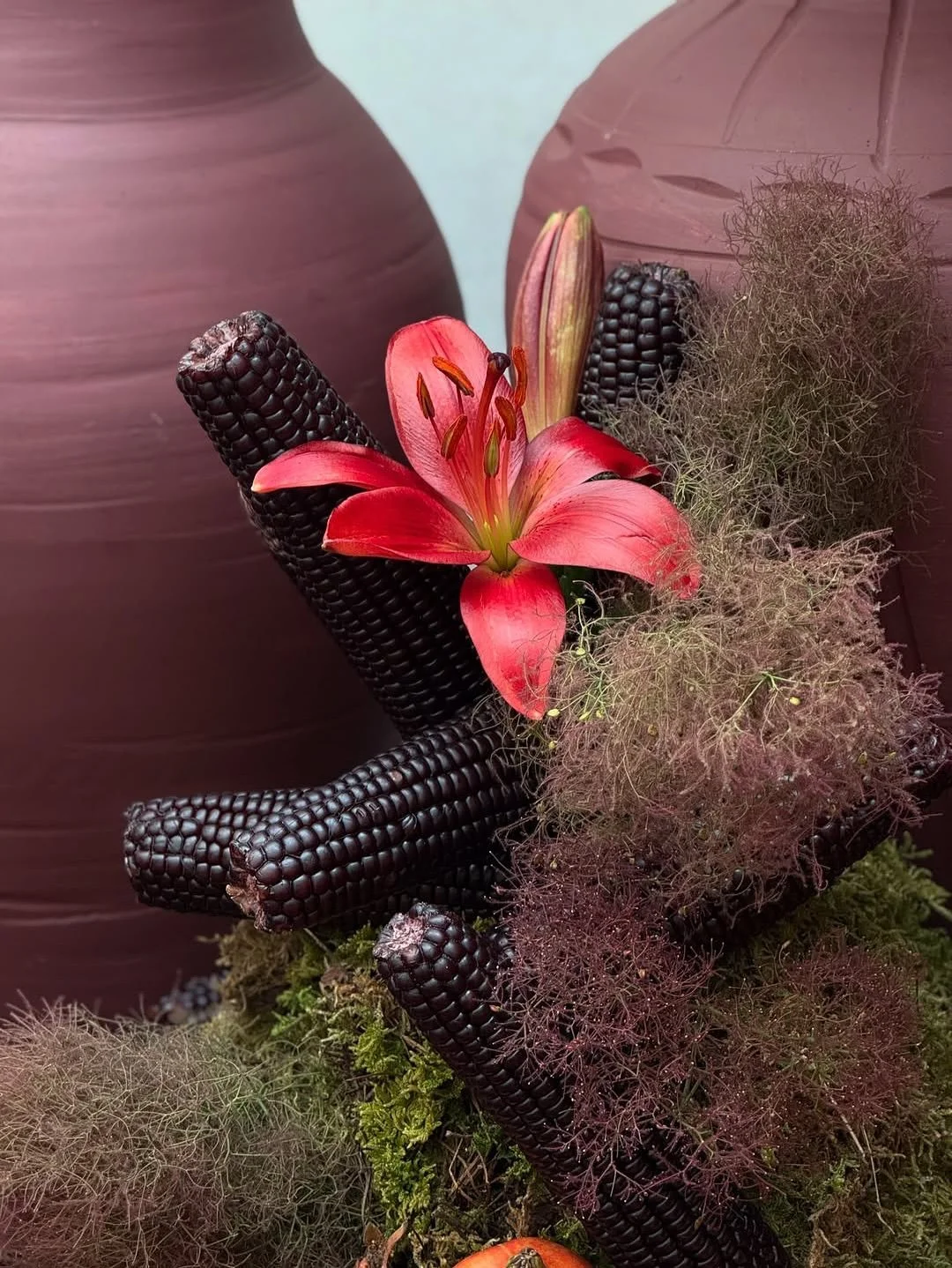 décoration de mariage de couleur bordeaux avec épis de maïs noir