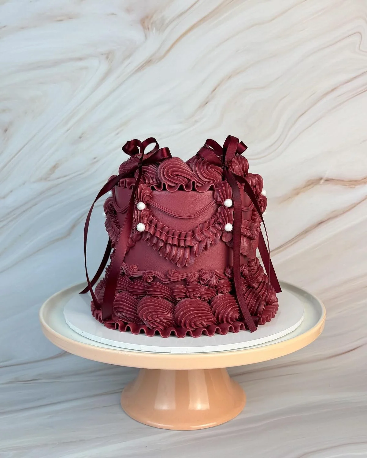 gâteau de mariage de couleur bordeaux