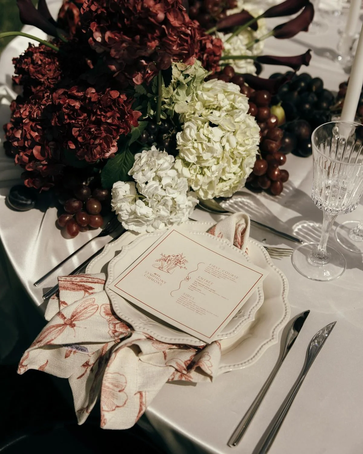 assiette avec papeterie de mariage et fleurs