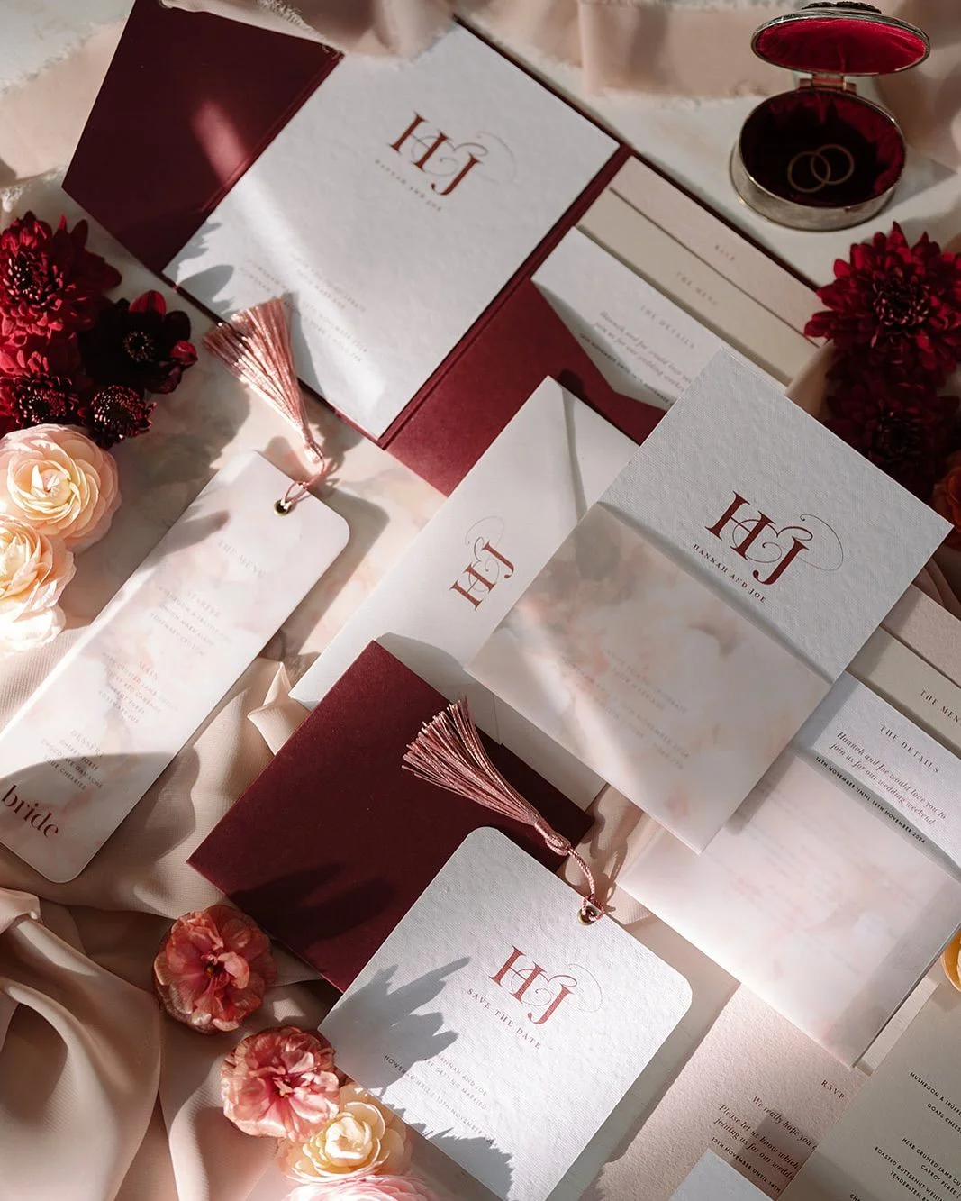 papeterie de mariage de couleur bordeaux