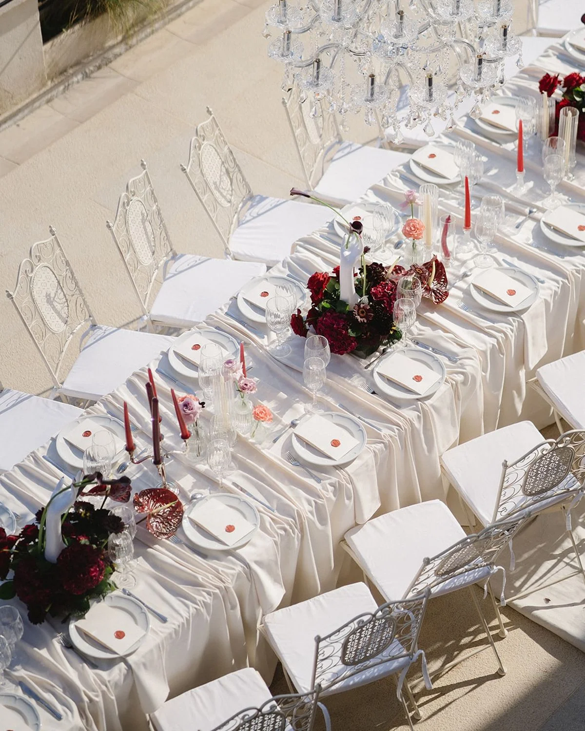 table de mariage avec nappe froncée et fleurs bordeaux