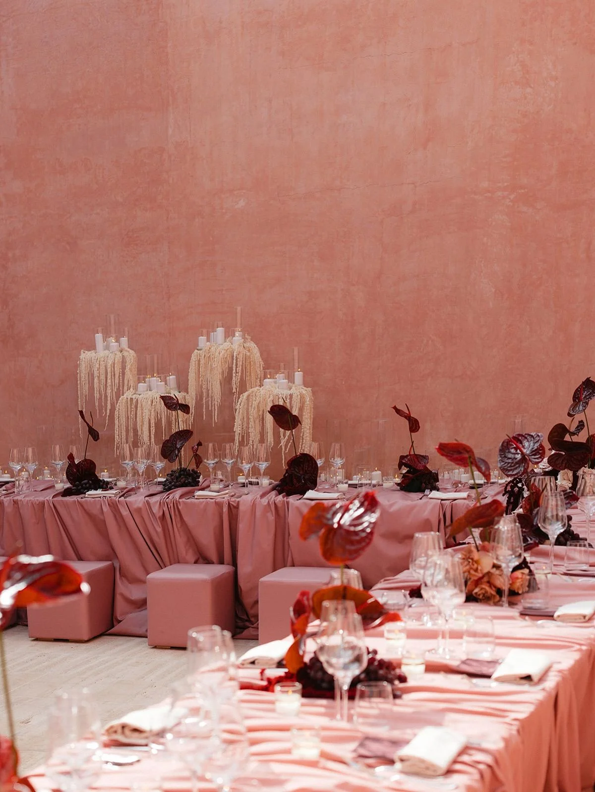 décoration de mariage de couleur bordeaux et rose