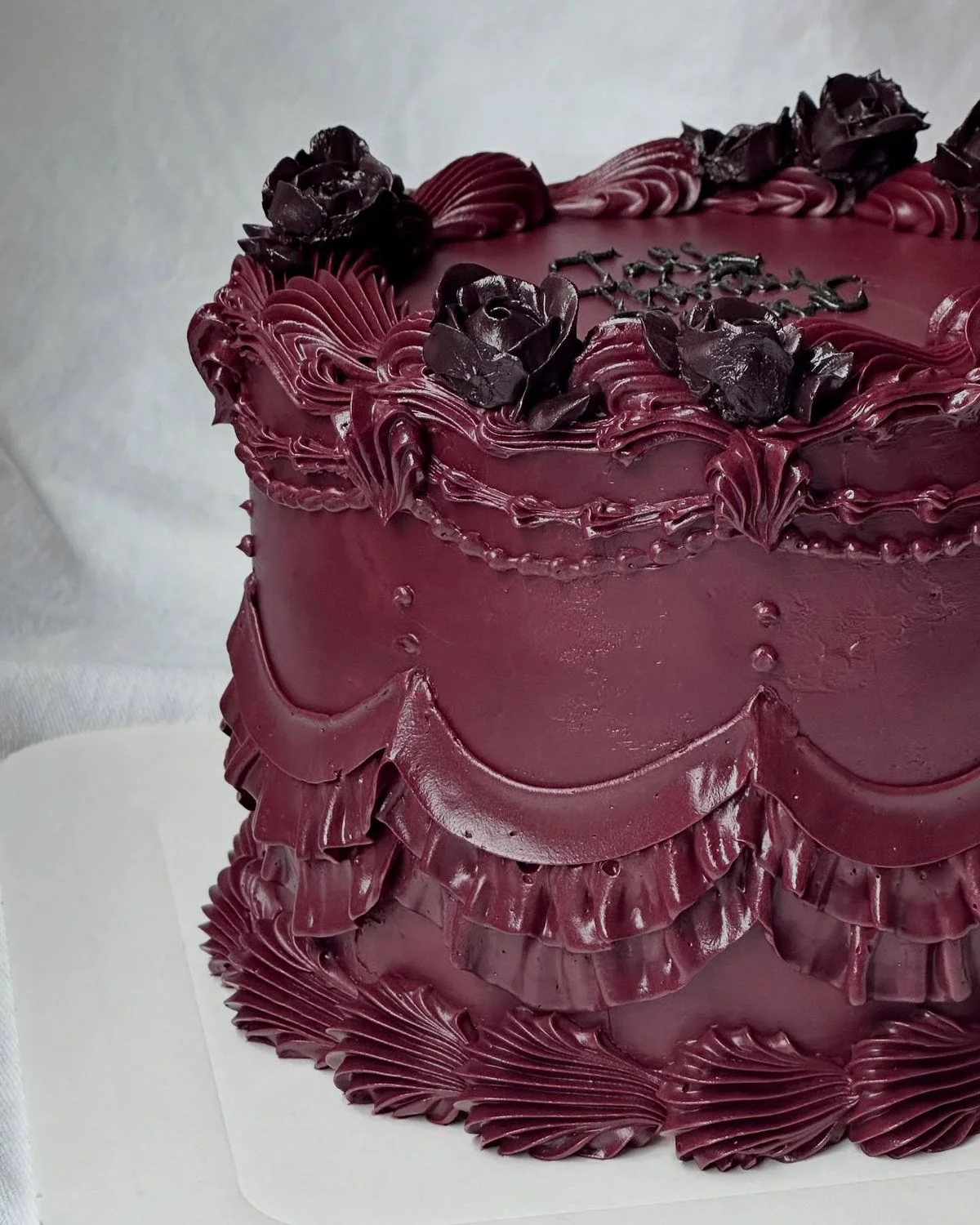 gâteau de mariage violet bordeaux